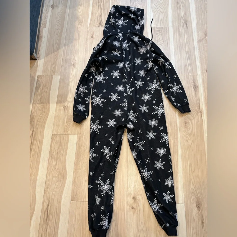 Fabletics Cozy Fleece Hooded Zip Up Onesie with Snowflakes Size XS - Picture 3 of 5